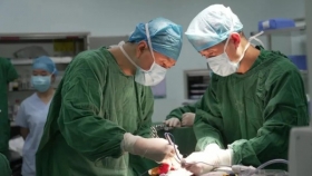 【媒体贵医•天眼新闻】A型妈妈捐肾救B型儿子！贵州首例跨血型肾移植手术成功实施