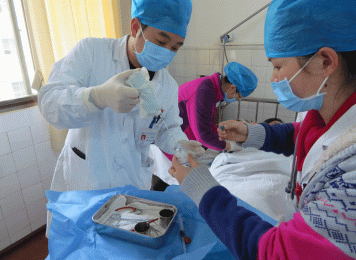 我科副主任医师在穿刺室进行肝穿刺术