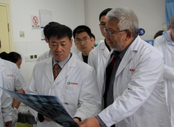 刘健教授与台湾大学附属医院黄胜坚教授共同研究患者的头颅CT