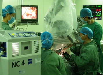 刘健教授在为患者进行显微神经外科手术治疗