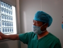 刘健教授在为一颅内肿瘤患者手术，术前阅片