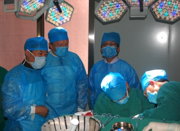 刘健教授在指导下级医师手术