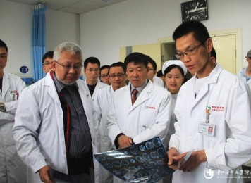 刘健教授与台湾大学附属医院黄胜坚教授带领神经外科年轻医师查房、讨论