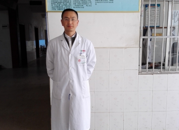 2016年罗雄副主任到威宁县石门乡医疗扶贫