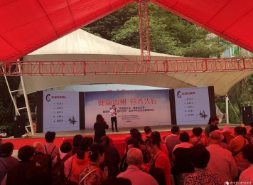 罗雄副主任在社区健康宣教