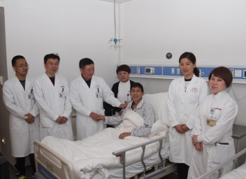 科主任与患者合作