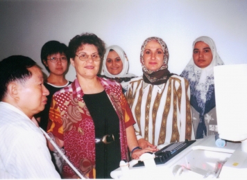 与外国学者交流