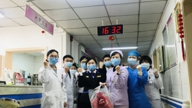 他们给医务人员送来物资，送来温暖