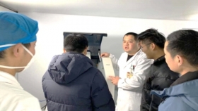 逆行队伍中的检验人