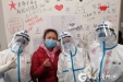 【贵州好医护】每天出舱后，大家会比一比手腕上防护服的勒痕