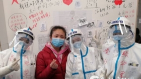 【贵州好医护】每天出舱后，大家会比一比手腕上防护服的勒痕