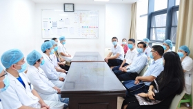 省卫健委领导肖明龙一行在中国医师节来临之际慰问我院医务工作者