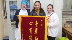 身着白衣，心有锦缎