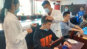 针灸推拿送温暖 传统医学护健康