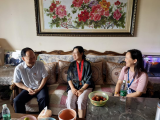 离退休管理处为老党员上门颁发“光荣在党50年”纪念章