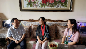 离退休管理处为老党员上门颁发“光荣在党50年”纪念章
